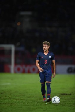 Pathumthani Tayland 5 Eylül 2019: Thammasat Stadyumu 'nda Vietnam' a karşı oynanan 2022 Dünya Kupası elemeleri sırasında Tayland 3 numaralı Theerathon Boonmatan 