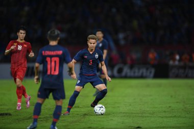 Pathumthani Tayland 5 Eylül 2019: Thammasat Stadyumu 'nda Vietnam' a karşı oynanan 2022 Dünya Kupası elemeleri sırasında Tayland 3 numaralı Theerathon Boonmatan 