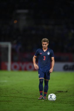 Pathumthani Tayland 5 Eylül 2019: Thammasat Stadyumu 'nda Vietnam' a karşı oynanan 2022 Dünya Kupası elemeleri sırasında Tayland 3 numaralı Theerathon Boonmatan 