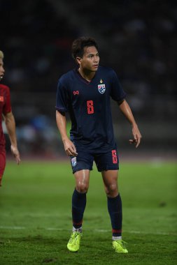 Pathumthani Thailand 5 Eylül 2019: Thammasat Stadyumu 'nda Vietnam' a karşı oynanan 2022 Dünya Kupası elemeleri sırasında Tayland 8 numaralı Thitipan phungjan oyuncusu 