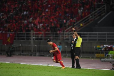 Pathumthani Thailand 5 Eylül 2019: Nguyen kong phaung # 10 Vietnam Oyuncusu 2022 Dünya Kupası elemeleri sırasında Thammasat Stadyumu 'nda Vietnam' a karşı 