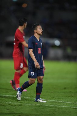 Pathumthani Thailand 5 Eylül 2019: Thammasat Stadyumu 'nda 2022 Dünya Kupası elemeleri sırasında Chanathip şarkı sözü # 10 Tayland futbolcusu eylemde 
