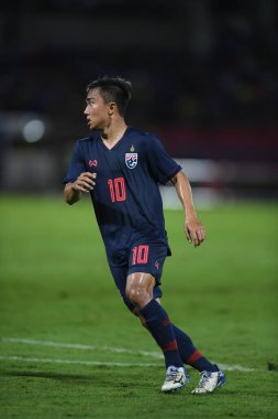 Pathumthani Thailand 5 Eylül 2019: Thammasat Stadyumu 'nda 2022 Dünya Kupası elemeleri sırasında Chanathip şarkı sözü # 10 Tayland futbolcusu eylemde 