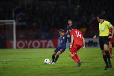 Pathumthani Thailand 5 Eylül 2019: Thammasat Stadyumu 'nda 2022 Dünya Kupası elemeleri sırasında Chanathip şarkı sözü # 10 Tayland futbolcusu eylemde 