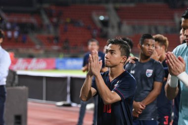 Pathumthani Thailand 5 Eylül 2019: Thammasat Stadyumu 'nda 2022 Dünya Kupası elemeleri sırasında Chanathip şarkı sözü # 10 Tayland futbolcusu eylemde 