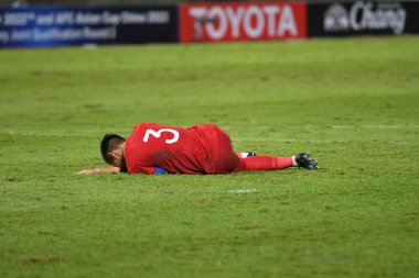 Pathumthani Tayland 5 Eylül 2019: 2022 Dünya Kupası elemeleri sırasında Vietnam 'da Thammasat Stadyumu' nda Vietnam 'a karşı Vietnam' a karşı Vietnam 'da Vietnam' da Vietnam 'da yaralanan oyuncu 