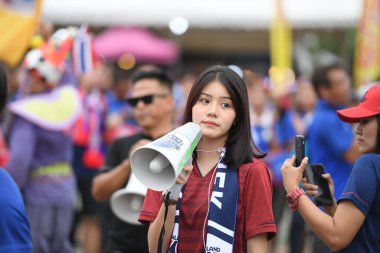 Pathumthani Tayland 5 Eylül 2019: Thammasat Stadyumu 'ndaki Vietnam maçında 2022 Dünya Kupası elemeleri sırasında Tayland' ın kimliği belirsiz taraftarı 