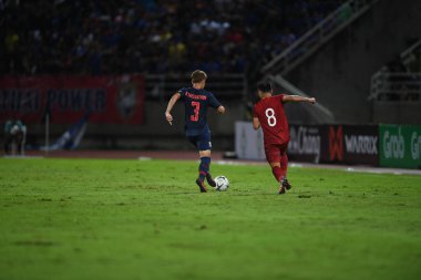 Pathumthani Tayland 5 Eylül 2019: Thammasat Stadyumu 'nda Vietnam' a karşı oynanan 2022 Dünya Kupası elemeleri sırasında Tayland 3 numaralı Theerathon Boonmatan 