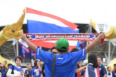 Pathumthani Tayland 5 Eylül 2019: Thammasat Stadyumu 'ndaki Vietnam maçında 2022 Dünya Kupası elemeleri sırasında Tayland' ın kimliği belirsiz taraftarı 