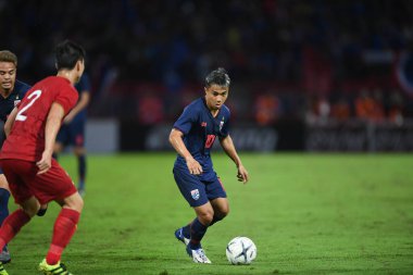 Pathumthani Thailand 5 Eylül 2019: Thammasat Stadyumu 'nda 2022 Dünya Kupası elemeleri sırasında Chanathip şarkı sözü # 10 Tayland futbolcusu eylemde 
