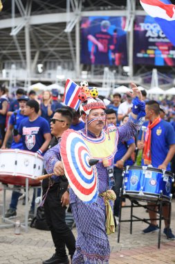 Pathumthani Tayland 5 Eylül 2019: Thammasat Stadyumu 'ndaki Vietnam maçında 2022 Dünya Kupası elemeleri sırasında Tayland' ın kimliği belirsiz taraftarı 