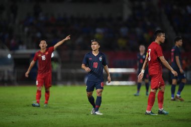 Pathumthani Thailand 5 Eylül 2019: Thammasat Stadyumu 'nda 2022 Dünya Kupası elemeleri sırasında Chanathip şarkı sözü # 10 Tayland futbolcusu eylemde 
