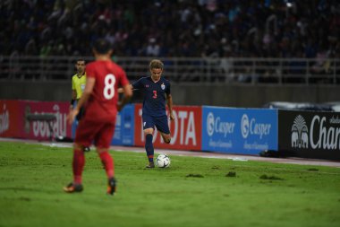 Pathumthani Tayland 5 Eylül 2019: Thammasat Stadyumu 'nda Vietnam' a karşı oynanan 2022 Dünya Kupası elemeleri sırasında Tayland 3 numaralı Theerathon Boonmatan 