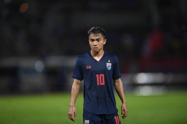 Pathumthani Thailand 5 Eylül 2019: Thammasat Stadyumu 'nda 2022 Dünya Kupası elemeleri sırasında Chanathip şarkı sözü # 10 Tayland futbolcusu eylemde 