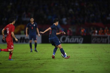 Pathumthani Tayland 5 Eylül 2019: Thammasat Stadyumu 'nda Vietnam' a karşı 2022 Dünya Kupası elemeleri sırasında Tanaboon Kesarat Tayland futbolcusu eylemde 