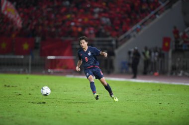 Pathumthani Thailand 5 Eylül 2019: Thammasat Stadyumu 'nda Vietnam' a karşı oynanan 2022 Dünya Kupası elemeleri sırasında Tayland 8 numaralı Thitipan phungjan oyuncusu 