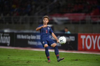 Pathumthani Tayland 5 Eylül 2019: Thammasat Stadyumu 'nda Vietnam' a karşı oynanan 2022 Dünya Kupası elemeleri sırasında Tayland 3 numaralı Theerathon Boonmatan 