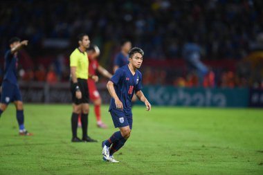 Pathumthani Thailand 5 Eylül 2019: Thammasat Stadyumu 'nda 2022 Dünya Kupası elemeleri sırasında Chanathip şarkı sözü # 10 Tayland futbolcusu eylemde 