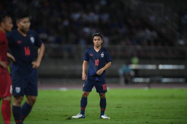 Pathumthani Thailand 5 Eylül 2019: Thammasat Stadyumu 'nda 2022 Dünya Kupası elemeleri sırasında Chanathip şarkı sözü # 10 Tayland futbolcusu eylemde 