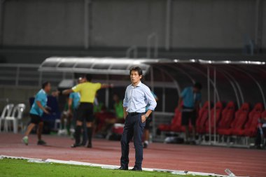 Pathumthani Tayland 5 Eylül 2019: Akira nishino dünya kupası elemeleri sırasında Thammasat Stadyumu 'nda Vietnam' a karşı oynandı. 