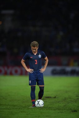 Pathumthani Tayland 5 Eylül 2019: Thammasat Stadyumu 'nda Vietnam' a karşı oynanan 2022 Dünya Kupası elemeleri sırasında Tayland 3 numaralı Theerathon Boonmatan 