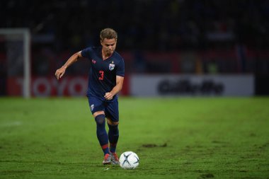 Pathumthani Tayland 5 Eylül 2019: Thammasat Stadyumu 'nda Vietnam' a karşı oynanan 2022 Dünya Kupası elemeleri sırasında Tayland 3 numaralı Theerathon Boonmatan 