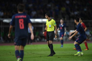 Pathumthani Tayland 5 sep 2019: Saoud ali j al-abda hakem 2022 Dünya Kupası elemeleri sırasında Thammasat Stadyumu 'nda Vietnam' a karşı 