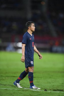 Pathumthani Thailand 5 Eylül 2019: Thammasat Stadyumu 'nda 2022 Dünya Kupası elemeleri sırasında Chanathip şarkı sözü # 10 Tayland futbolcusu eylemde 