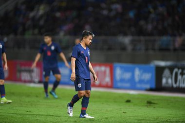 Pathumthani Thailand 5 Eylül 2019: Thammasat Stadyumu 'nda 2022 Dünya Kupası elemeleri sırasında Chanathip şarkı sözü # 10 Tayland futbolcusu eylemde 