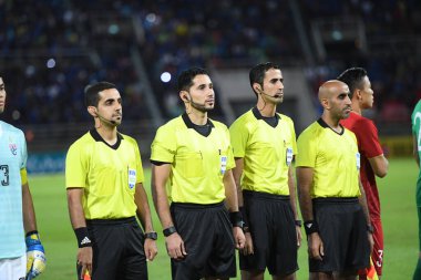 Pathumthani Tayland 5 Eylül 2019: 2022 Dünya Kupası elemeleri sırasında Thammasat Stadyumu 'nda Vietnam' a karşı takım hakemi 