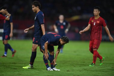 Pathumthani Thailand 5 Eylül 2019: Thammasat Stadyumu 'nda 2022 Dünya Kupası elemeleri sırasında Chanathip şarkı sözü # 10 Tayland futbolcusu eylemde