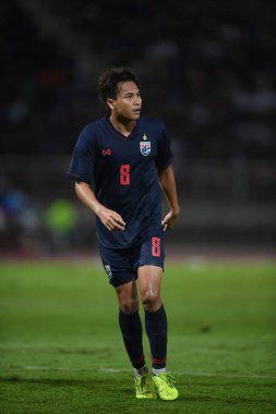 Pathumthani Thailand 5 Eylül 2019: Thammasat Stadyumu 'nda Vietnam' a karşı oynanan 2022 Dünya Kupası elemeleri sırasında Tayland 8 numaralı Thitipan phungjan oyuncusu 