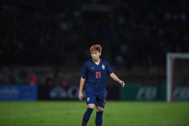 Pathumthani Tayland 5 Eylül 2019: Siwakorn Taitrakul # 21 Tayland Dünya Kupası elemeleri sırasında Thammasat Stadyumu 'nda Vietnam' a karşı oynandı 