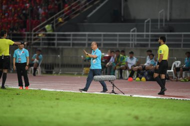 Pathumthani Thailand 5 Eylül 2019: Thammasat Stadyumu 'nda Vietnam' a karşı oynanan 2022 Dünya Kupası elemeleri sırasında Park Seo 'nun Vietnam teknik direktörünü astı 