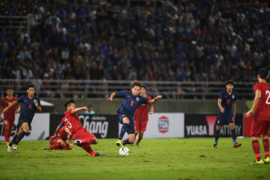 Pathumthani Thailand 5 Eylül 2019: Thammasat Stadyumu 'nda Vietnam' a karşı oynanan 2022 Dünya Kupası elemeleri sırasında Tayland 8 numaralı Thitipan phungjan oyuncusu 