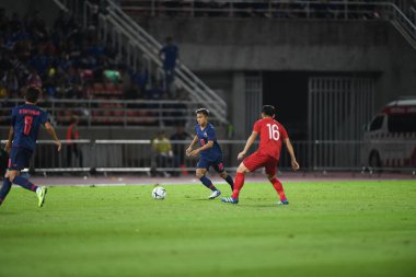 Pathumthani Thailand 5 Eylül 2019: Thammasat Stadyumu 'nda 2022 Dünya Kupası elemeleri sırasında Chanathip şarkı sözü # 10 Tayland futbolcusu eylemde 