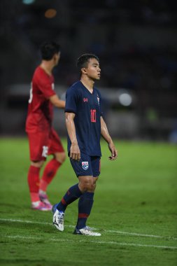 Pathumthani Thailand 5 Eylül 2019: Thammasat Stadyumu 'nda 2022 Dünya Kupası elemeleri sırasında Chanathip şarkı sözü # 10 Tayland futbolcusu eylemde 