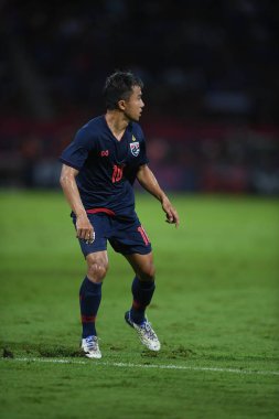Pathumthani Thailand 5 Eylül 2019: Thammasat Stadyumu 'nda 2022 Dünya Kupası elemeleri sırasında Chanathip şarkı sözü # 10 Tayland futbolcusu eylemde 