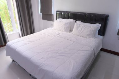 Yatak odası yastıklı rahat yatak manzarası