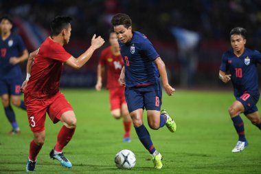 Pathumthani Thailand 5 Eylül 2019: Thammasat Stadyumu 'nda Vietnam' a karşı oynanan 2022 Dünya Kupası elemeleri sırasında Tayland 8 numaralı Thitipan phungjan oyuncusu 