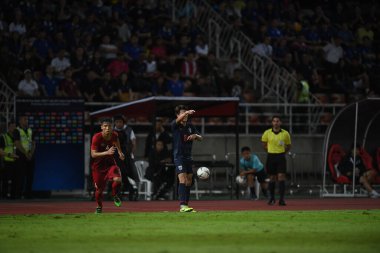 Pathumthani Thailand 5 Eylül 2019: Thammasat Stadyumu 'nda Vietnam' a karşı oynanan 2022 Dünya Kupası elemeleri sırasında Tayland 8 numaralı Thitipan phungjan oyuncusu 