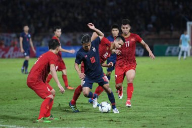 Pathumthani Thailand 5 Eylül 2019: Thammasat Stadyumu 'nda 2022 Dünya Kupası elemeleri sırasında Chanathip şarkı sözü # 10 Tayland futbolcusu eylemde 