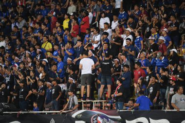 Pathumthani Tayland 5 Eylül 2019: Thammasat Stadyumu 'ndaki Vietnam maçında 2022 Dünya Kupası elemeleri sırasında Tayland' ın kimliği belirsiz taraftarı 