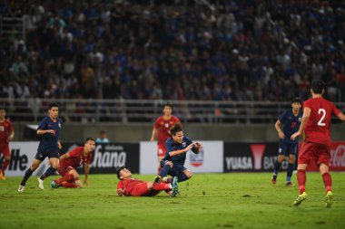 Pathumthani Thailand 5 Eylül 2019: Thammasat Stadyumu 'nda Vietnam' a karşı oynanan 2022 Dünya Kupası elemeleri sırasında Tayland 8 numaralı Thitipan phungjan oyuncusu 