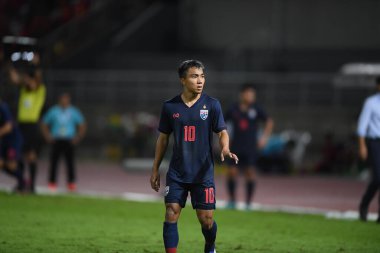 Pathumthani Thailand 5 Eylül 2019: Thammasat Stadyumu 'nda 2022 Dünya Kupası elemeleri sırasında Chanathip şarkı sözü # 10 Tayland futbolcusu eylemde 