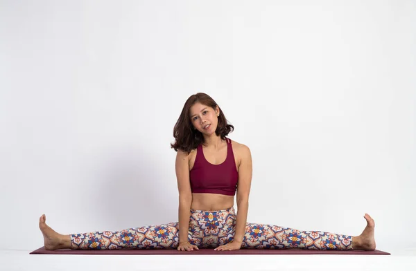 Ung Asiatisk Kvinna Utövar Yoga Med Vit Vägg Bakgrunden — Stockfoto