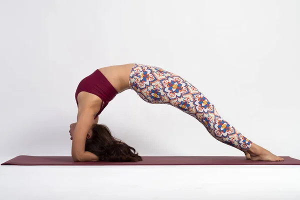 Wanita Muda Asia Berlatih Yoga Dengan Dinding Putih Latar Belakang — Stok Foto