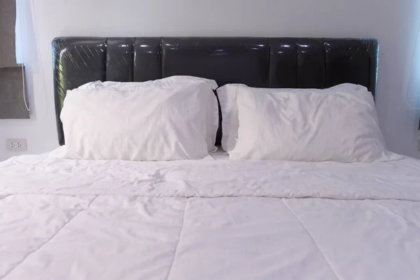 Вид Зручне Ліжко Подушками Спальні — стокове фото