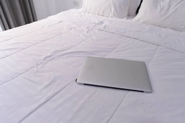 Ноутбук Кровати Спальне Сцены — стоковое фото