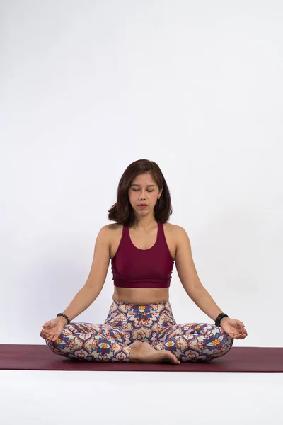 Mladá Asijská Žena Cvičení Jóga Bílou Stěnou Pozadí — Stock fotografie